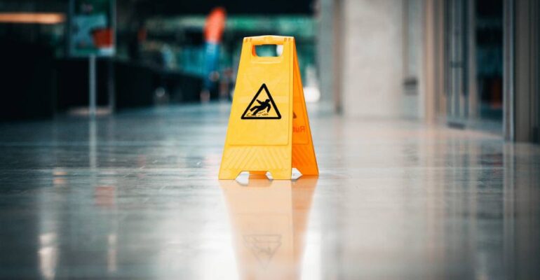 Warning sign slippery