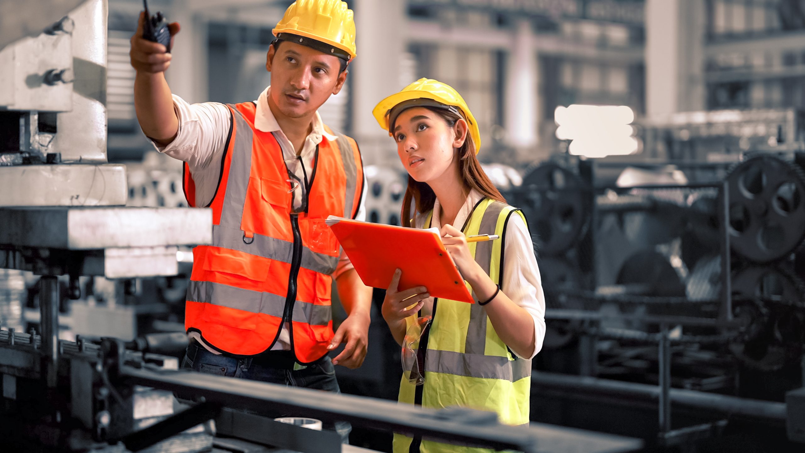 Engineer,Wearing,Safety,Vest,Controlling,Machine,Working,Talking,With,Assistant